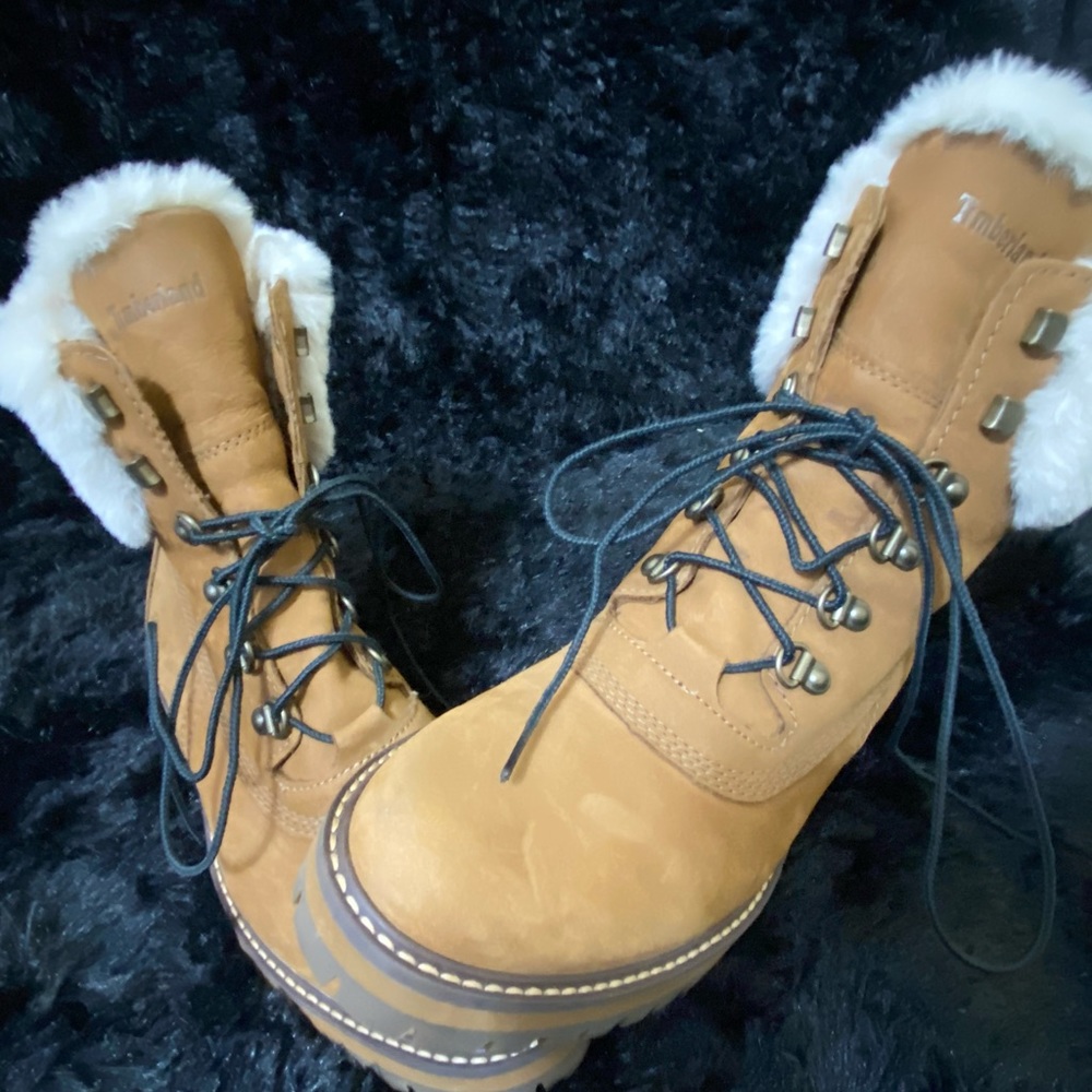 Timberland Boots with Faux Fur Lining. Beige. Size 8.5.